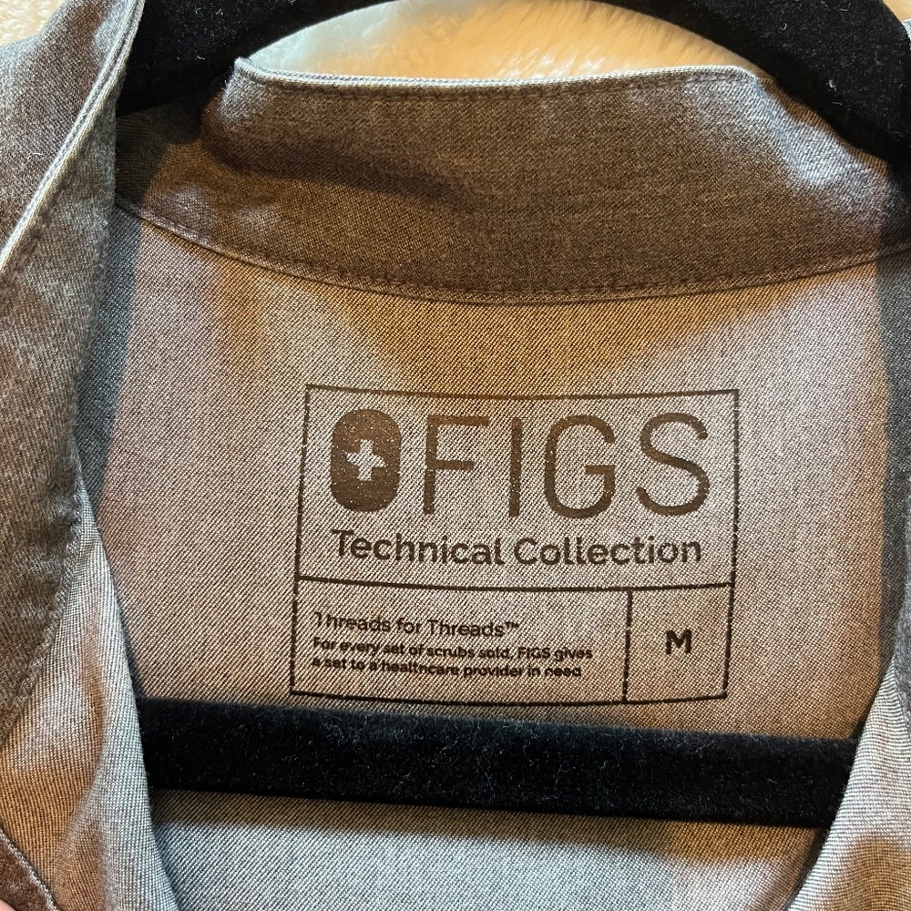Figs Rafaela Three-Pocket Oversized Scrub Top - Picture 4 of 4
